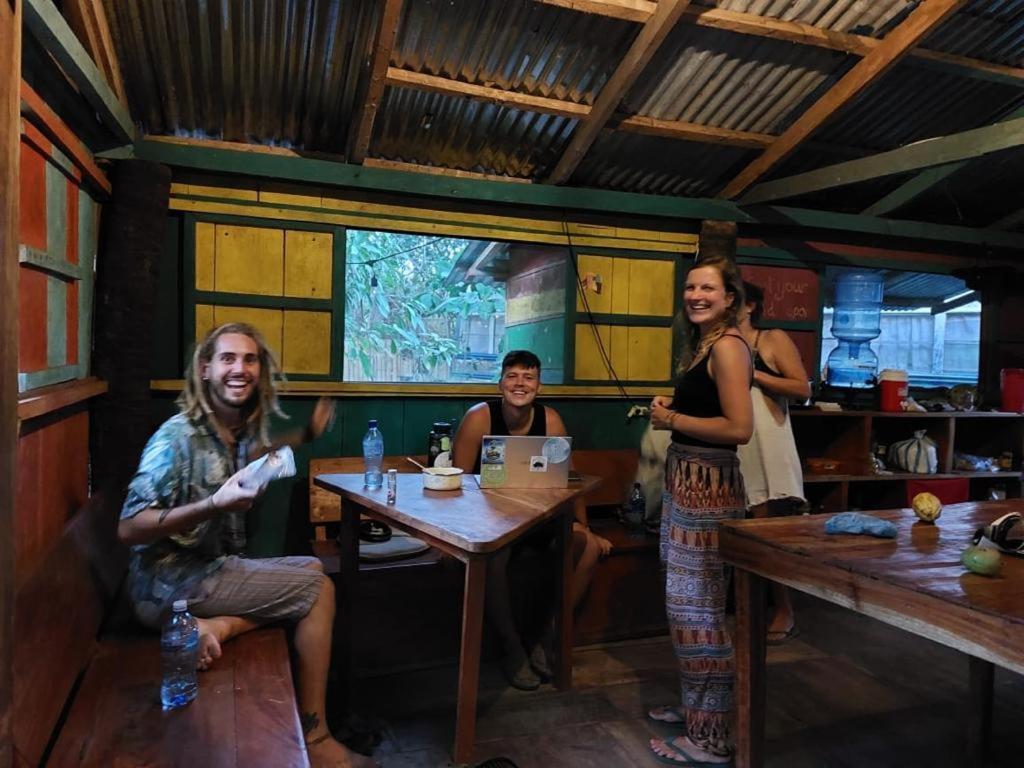 Rainbow Caravan Hostel Las Pilas Luaran gambar